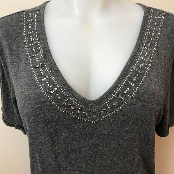 dex v-neck tee with studs 🌻 - Picture 3 of 4